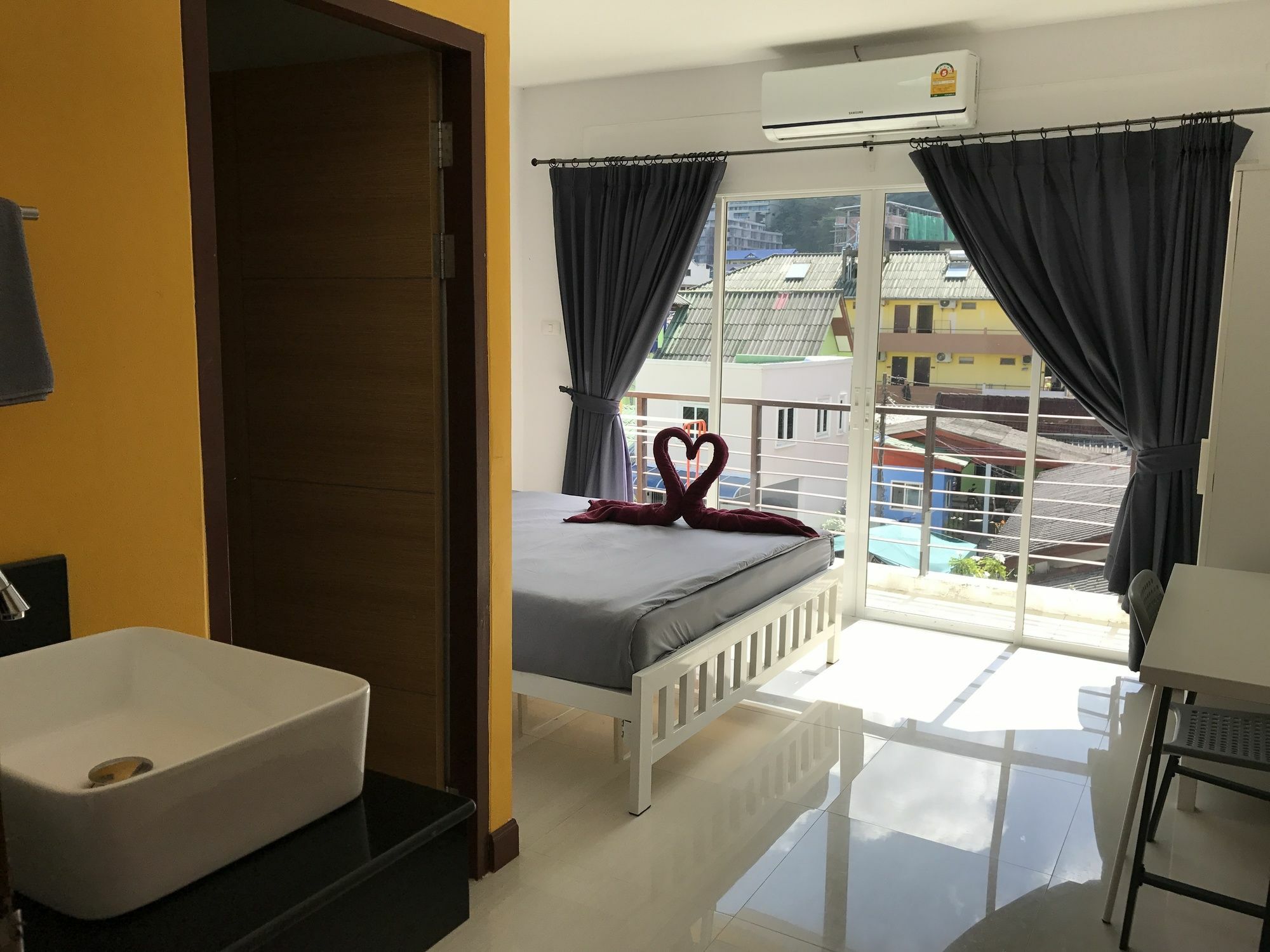 Bedbox Guesthouse And Hostel Patong Екстериор снимка