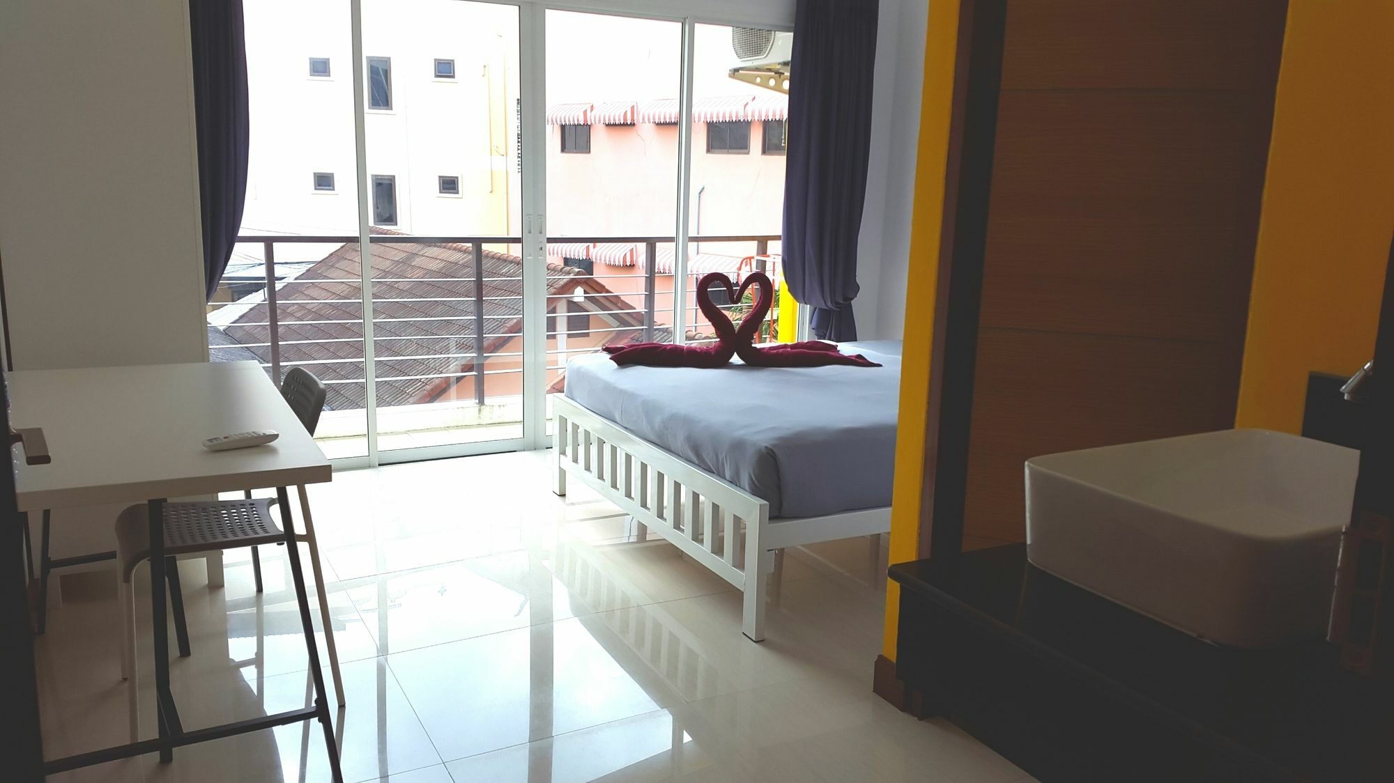 Bedbox Guesthouse And Hostel Patong Екстериор снимка