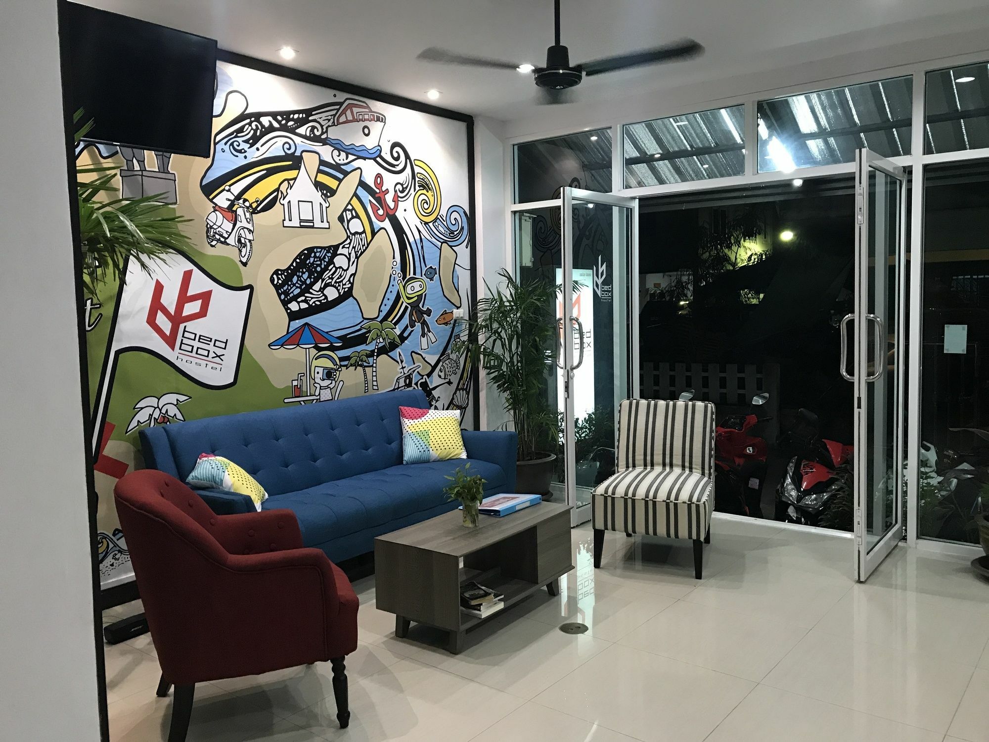 Bedbox Guesthouse And Hostel Patong Екстериор снимка